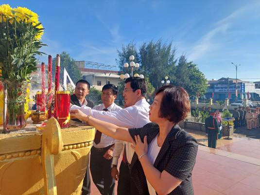 Huyện ủy, HĐND, UBND, UBMTTQVN huyện Tư Nghĩa tổ chức Lễ viếng dâng hoa, dâng hương tại Đài tưởng niệm liệt sỹ huyện