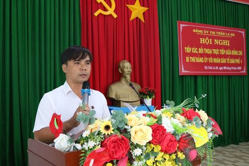 Bí thư Đảng ủy thị trấn La Hà tiếp xúc, đối thoại với Nhân dân ở tổ dân phố 4