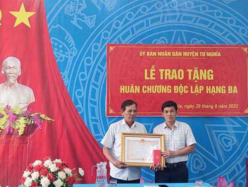 Trao tặng Huân chương độc lập hạng ba cho gia đình ông bà Lê Học – Nguyễn Thị Ở