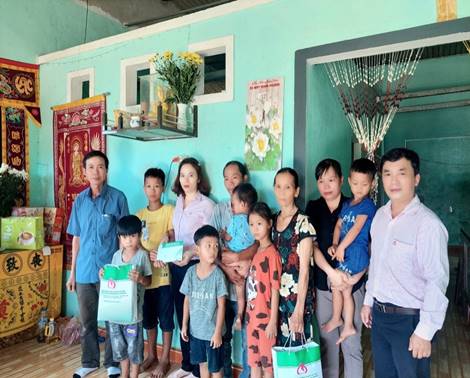 Ngân hàng Chính sách xã hội huyện Tư Nghĩa trao tặng quà cho gia đình 06 em nhỏ mồ côi mẹ tại xã Nghĩa Thương