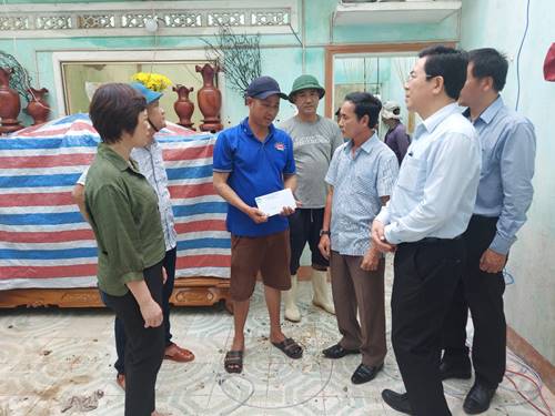 Lãnh đạo huyện Tư Nghĩa thăm, hỗ trợ cho các nhà dân bị tốc mái, hư hỏng do bão số 4
