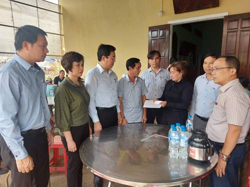 Lãnh đạo huyện Tư Nghĩa thăm, động viên gia đình nạn nhân bị tai nạn lao động ở thị trấn La Hà