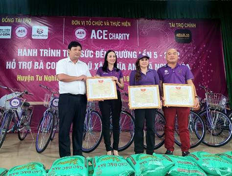 Câu lạc bộ ACE Charity thành phố Hồ Chí Minh tổ chức trao quà cho học sinh nghèo và các hộ dân có hoàn cảnh khó khăn tại xã Nghĩa Hòa