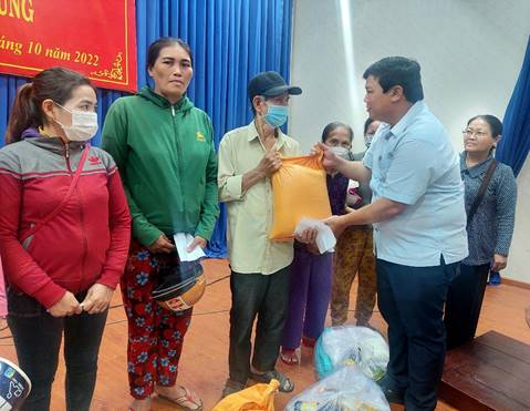 Ban trị sự Trung ương Giáo hội phật giáo Hòa Hảo trao quà cho bà con nhân dân bị ảnh hưởng bão lũ tại huyện Tư Nghĩa
