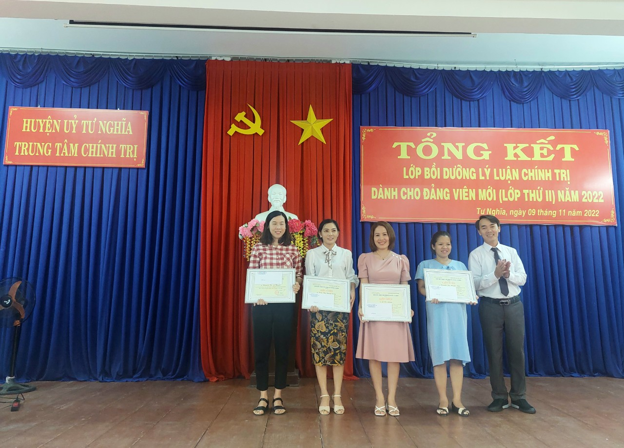 Trung tâm Chính trị huyện Tư Nghĩa tổ chức bế giảng lớp Bồi dưỡng lý luận chính trị dành cho đảng viên mới lớp thứ 2 năm 2022
