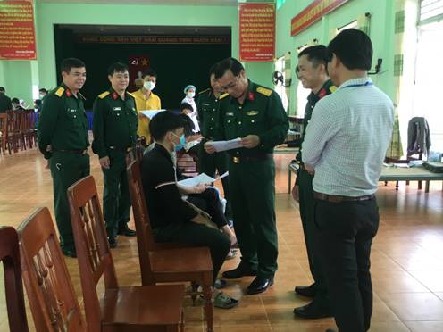 Thượng tá Trần Thế Phan - Quyền chỉ huy trưởng Bộ chỉ huy Quân sự tỉnh kiểm tra công tác khám tuyển nghĩa vụ quân sự tại xã Nghĩa Lâm