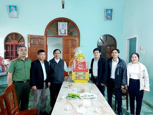 Lãnh đạo huyện Tư Nghĩa thăm, tặng quà cho các tổ chức tôn giáo trên địa bàn huyện nhân dịp lễ Giáng sinh năm 2022