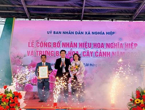 Làng hoa đầu tiên ở Quảng Ngãi được cấp giấy chứng nhận nhãn hiệu
