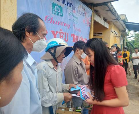 Hội Người mù huyện Tư Nghĩa trao quà Tết cho hội viên, người mù