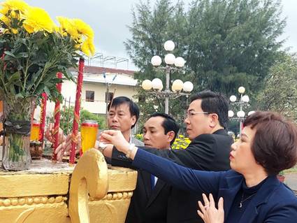 Huyện ủy, HĐND, UBND, UBMTTQVN huyện Tư Nghĩa tổ chức Lễ viếng và đặt vòng hoa tại Đài tưởng niệm liệt sỹ huyện