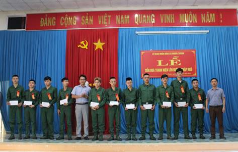 23 thanh niên xã Nghĩa Thuận nhận quân trang sẵn sàng lên đường nhập ngũ