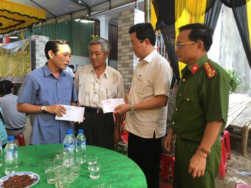 Lãnh đạo huyện Tư Nghĩa thăm hỏi, động viên gia đình có người tử vong, thương tích trong vụ tai nạn giao thông ở tỉnh Quảng Nam
