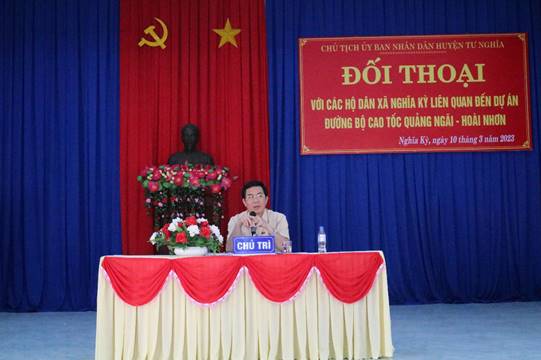 Chủ tịch UBND huyện Tư Nghĩa Nguyễn Đăng Vinh đối thoại với các hộ dân xã Nghĩa Kỳ liên quan đến Dự án đường bộ cao tốc Quảng Ngãi - Hoài Nhơn