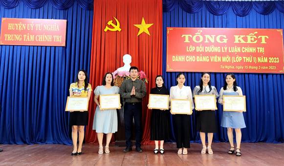 Trung tâm Chính trị huyện Tư Nghĩa tổ chức tổng kết lớp Bồi dưỡng lý luận chính trị dành cho đảng viên mới (lớp thứ 1) năm 2023