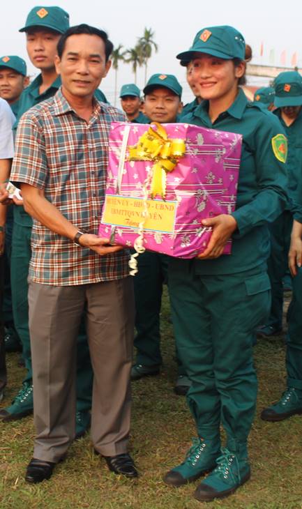 Bí thư Huyện ủy Tư Nghĩa Trần Quang Tòa thăm hỏi, tặng quà cho các đồng chí Dân quân cơ động tại trại huấn luyện