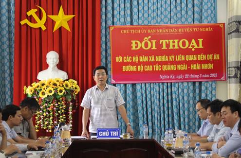 Chủ tịch UBND huyện Tư Nghĩa Nguyễn Đăng Vinh đối thoại với các hộ dân xã Nghĩa Kỳ trước khi tiến hành cưỡng chế thực hiện Dự án đường bộ cao tốc Quảng Ngãi - Hoài Nhơn
