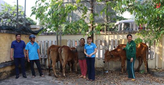 Hội Liên hiệp phụ nữ xã Nghĩa Kỳ trao tặng bò sinh sản cho các gia đình có hoàn cảnh khó khăn