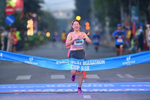 Vận động viên Huỳnh Thị Diễm Tư Nghĩa đạt giải nhất 05 km trong giải Marathon tỉnh Quảng Ngãi- Cup BSR 2023