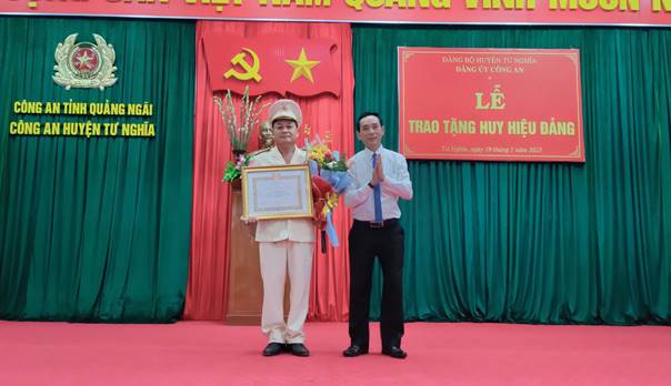 Đảng ủy Công an huyện Tư Nghĩa tổ chức Lễ trao tặng Huy hiệu 30 năm tuổi Đảng cho đồng chí Đại tá Phan Văn Nhẫn - Bí thư Đảng ủy, Trưởng Công an huyện