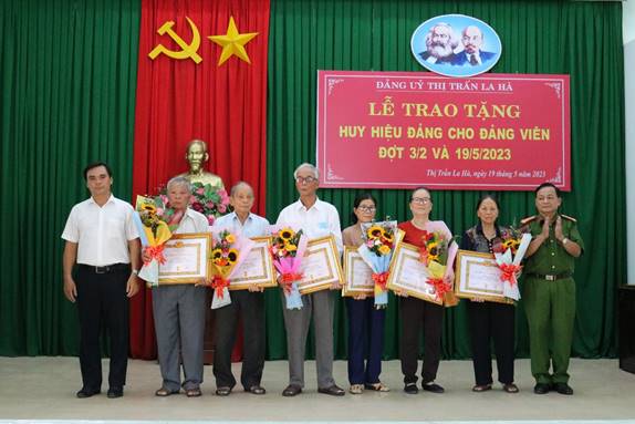 Đảng ủy thị trấn La Hà tổ chức lễ trao Huy hiệu Đảng cho 21 Đảng viên đợt 03/2 và 19/5/2023