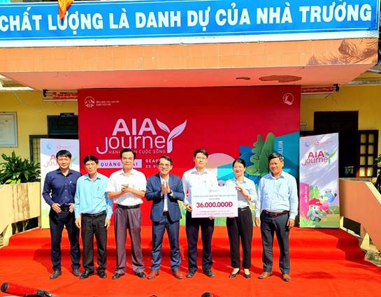 Công ty TNHH Bảo hiểm Nhân thọ AIA Quảng Ngãi trao tặng 20 chiếc xe đạp cho học sinh nghèo vượt khó học giỏi tại xã Nghĩa Hiệp, huyện Tư Nghĩa