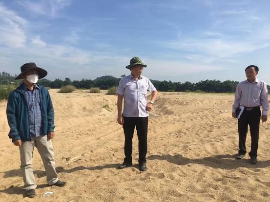 Chủ tịch UBND huyện Tư Nghĩa Nguyễn Đăng Vinh kiểm tra thực tế vị trí các mỏ cát trúng đấu giá quyền khai thác ở xã Nghĩa Thuận và xã Nghĩa Thắng