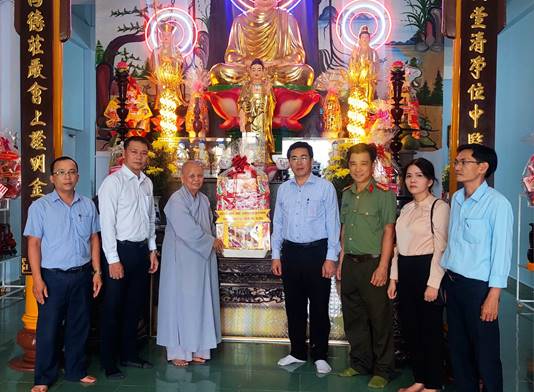 Lãnh đạo huyện Tư Nghĩa thăm, tặng quà cho các tổ chức tôn giáo nhân dịp lễ Phật đản năm 2023