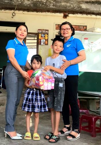Hội LHPN xã Nghĩa Trung trao quà cho trẻ em có hoàn cảnh khó khăn