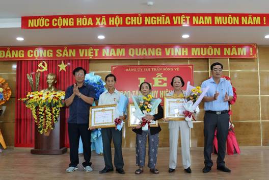 Đảng ủy thị trấn Sông Vệ trao tặng Huy hiệu Đảng cho đảng viên