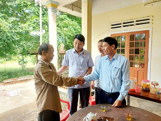 Phó Chủ tịch UBND huyện Tư Nghĩa Trần Thiên Thanh kiểm tra, động viên những gia đình có nhà bị tốc mái do lốc xoáy ở xã Nghĩa Thắng