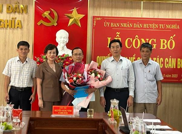 Trao quyết định bổ nhiệm Chánh Văn phòng HĐND và UBND huyện Tư Nghĩa