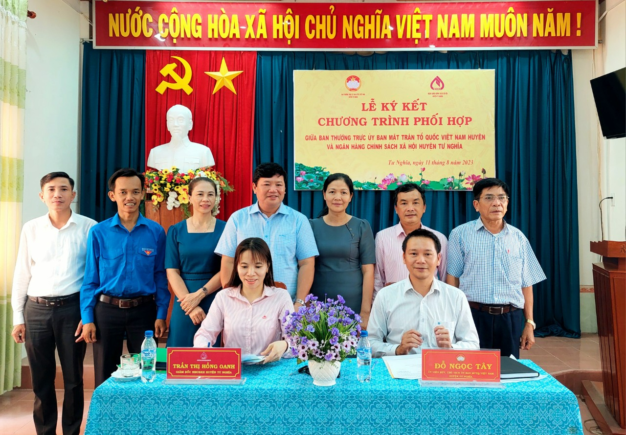 Lễ ký kết Chương trình phối hợp giữa Ban thường trực Ủy ban MTTQ Việt Nam huyện với Ngân hàng Chính sách Xã hội huyện Tư Nghĩa