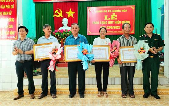 Đảng ủy xã Nghĩa Hoà trao tặng huy hiệu Đảng cho đảng viên đợt 2/2023