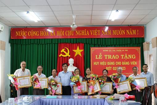 Đảng ủy thị trấn La Hà trao tặng Huy hiệu Đảng cho đảng viên
