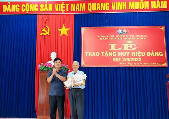 Đảng ủy xã Nghĩa Hiệp trao tặng huy hiệu Đảng cho đảng viên đợt 2/9/2023