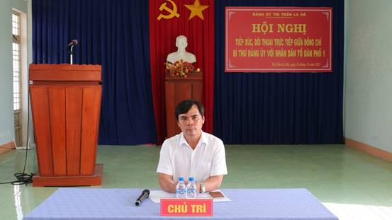 Bí thư Đảng ủy thị trấn La Hà tiếp xúc, đối thoại với Nhân dân ở tổ dân phố 1