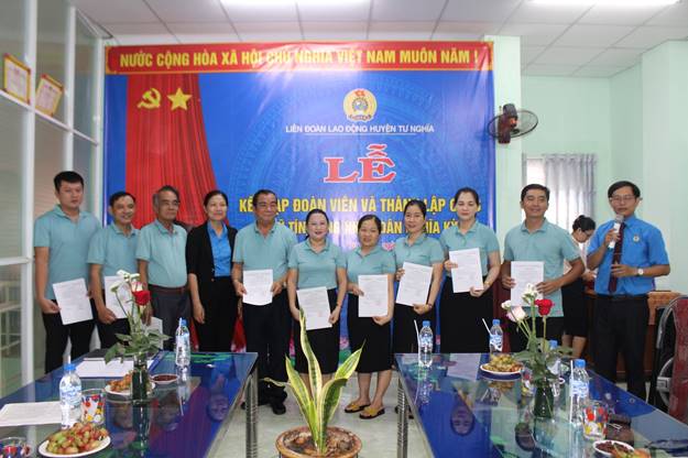 Liên đoàn Lao động huyện Tư Nghĩa tổ chức Lễ kết nạp đoàn viên và thành lập Công đoàn cơ sở mới