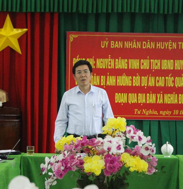 Chủ tịch UBND huyện Tư Nghĩa Nguyễn Đăng Vinh đối thoại với hộ dân ở xã Nghĩa Điền liên quan đến Dự án đường bộ cao tốc Quảng Ngãi - Hoài Nhơn