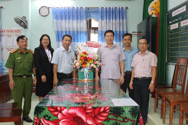 Chủ tịch UBND Huyện uỷ Tư Nghĩa Nguyễn Đăng Vinh thăm các cơ sở giáo dục nhân kỷ niệm 41 năm ngày Nhà giáo Việt Nam 20/11/2023