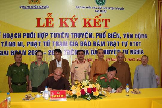 Công an huyện Tư Nghĩa ký kết Kế hoạch phối hợp tuyên truyền đảm bảo trật tự an toàn giao thông trong Phật giáo