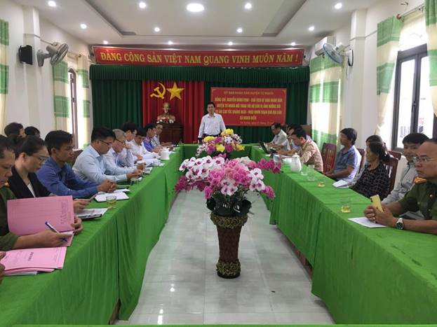 Chủ tịch UBND huyện Tư Nghĩa Nguyễn Đăng Vinh đối thoại với hộ dân ở xã Nghĩa Điền liên quan đến Dự án đường bộ cao tốc Quảng Ngãi - Hoài Nhơn
