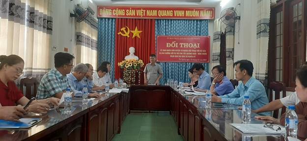 Phó Chủ tịch UBND huyện Tư Nghĩa Huỳnh Ngọc Quận đối thoại với hộ dân ở xã Nghĩa Kỳ liên quan đến Dự án đường bộ cao tốc Quảng Ngãi - Hoài Nhơn