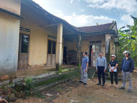Chủ tịch UBND huyện Tư Nghĩa Nguyễn Đăng Vinh tiếp tục đi kiểm tra, vận động các hộ dân chưa chịu nhận tiền đền bù Dự án cao tốc Bắc - Nam