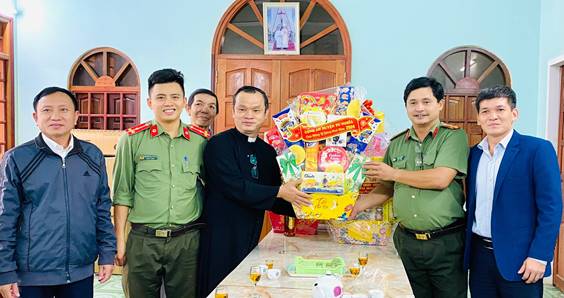 Lãnh đạo huyện Tư Nghĩa thăm, tặng quà cho các tổ chức tôn giáo nhân dịp lễ Giáng sinh năm 2023