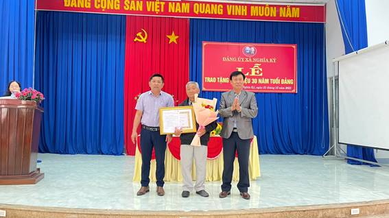 Phó Bí thư thường trực Huyện uỷ Tư Nghĩa Hồ Sỹ Phong dự hội nghị tổng kết công tác Đảng năm 2023 tại Đảng uỷ xã Nghĩa Kỳ