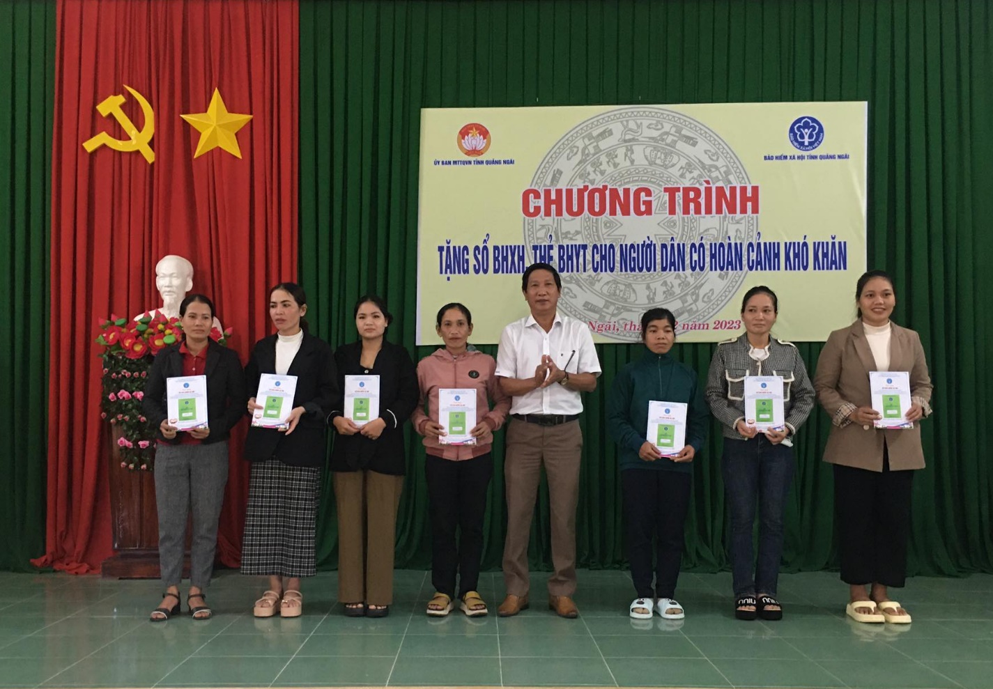 Bảo hiểm xã hội tỉnh Quảng Ngãi trao tặng sổ Bảo hiểm xã hội và thẻ BHYT cho người dân có hoàn cảnh khó khăn trên địa bàn huyện Tư Nghĩa