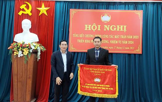 Năm 2023, Ủy ban Mặt trận TQVN huyện Tư Nghĩa nhận cờ thi đua của Ủy ban MTTQVN tỉnh có thành tích tiêu biểu trong phong trào thi đua