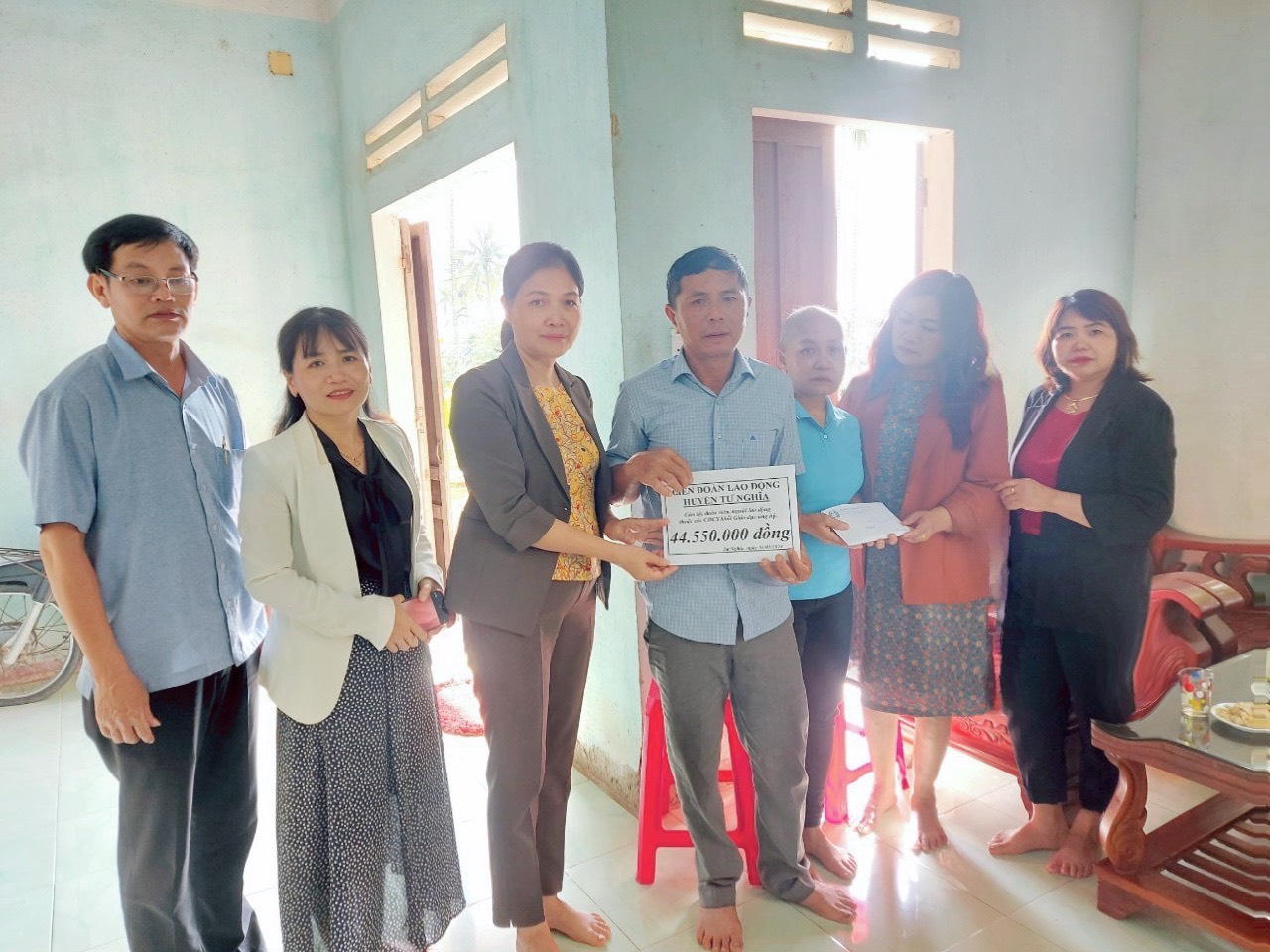 Liên đoàn Lao động huyện Tư Nghĩa trao tiền hỗ trợ cho đoàn viên bị bệnh hiểm nghèo