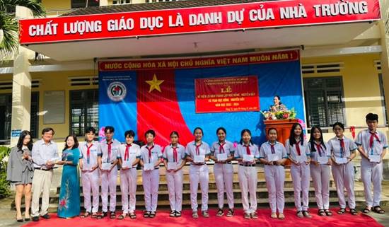 Trao học bổng “Nguyễn Đầy” ở thị trấn Sông Vệ