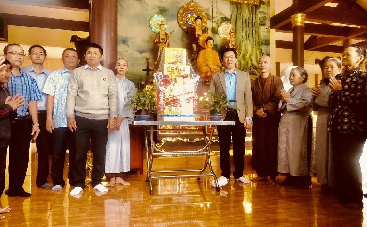 Đồng chí Nguyễn Đăng Vinh- Chủ tịch UBND huyện Tư Nghĩa thăm, chúc Tết các cơ sở tôn giáo trên địa bàn huyện